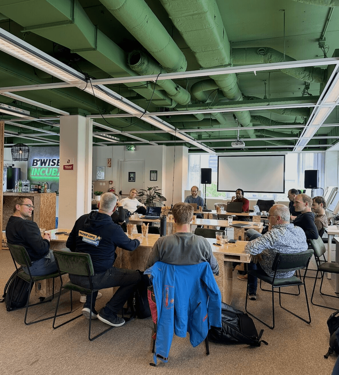 Ondernemers aan tafel tijdens een cowerkdag bij B'WISE Incubator in Breda